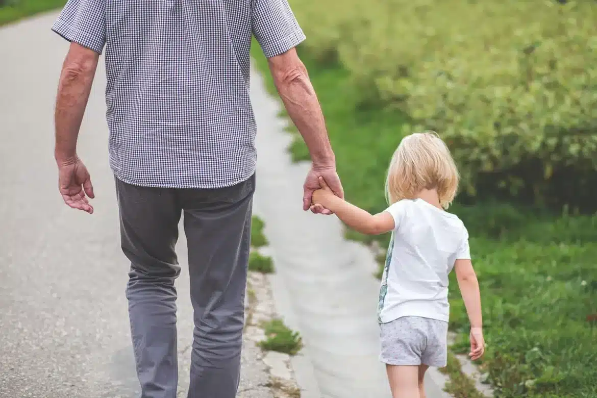 Parent et enfant consultent les aides financières pour la rentrée scolaire avec documents et calculatrice