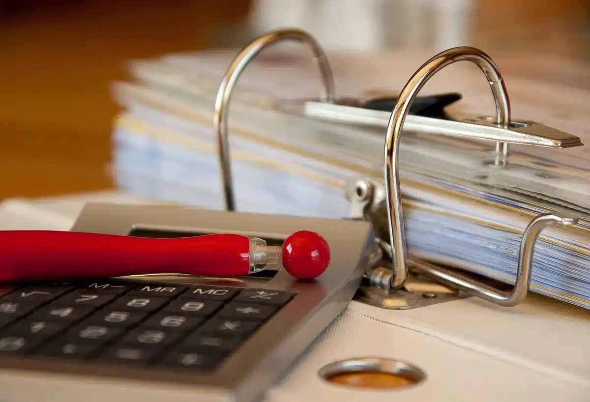 Checklist administrative avec documents à vérifier avant de rédiger un dossier de candidature