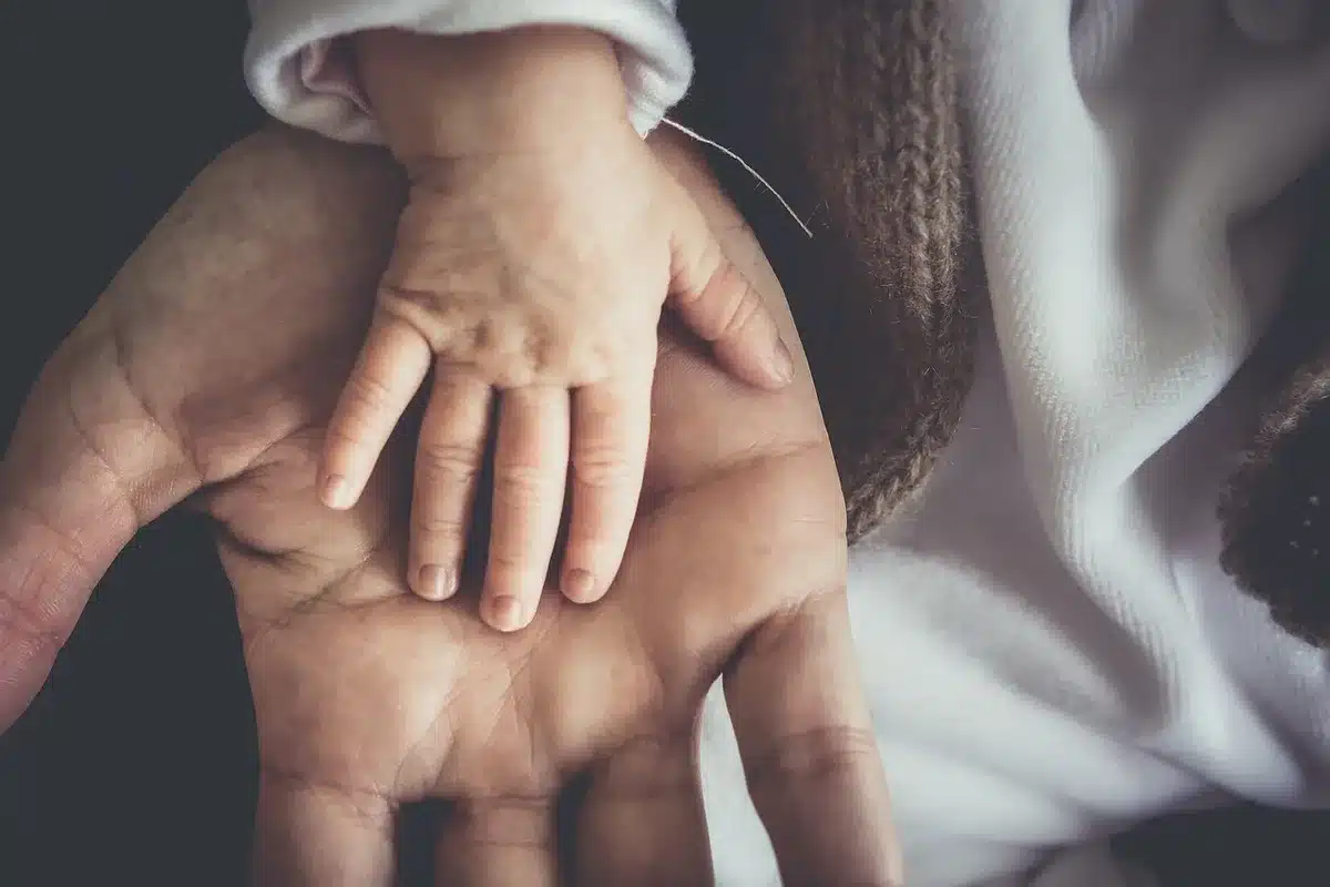 Un adulte écoutant attentivement un enfant dans un cadre bienveillant et sécurisant