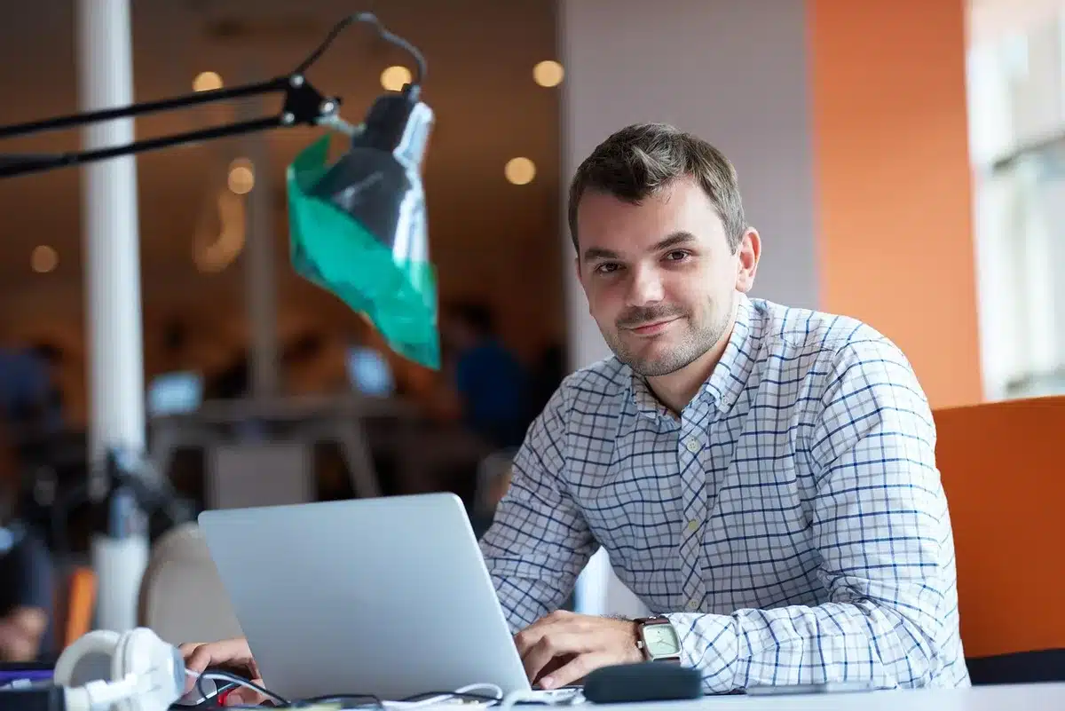 Employé au bureau visiblement ennuyé regardant l'écran