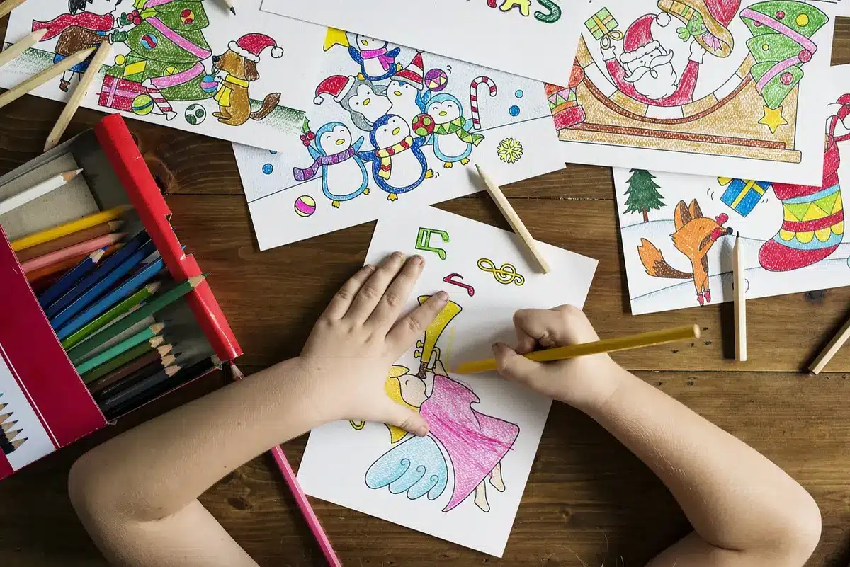 Carnet de maintenance et planning d'école posés sur une table