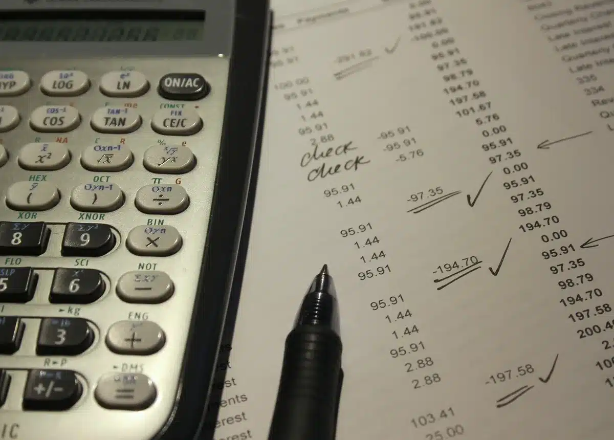 Calcul du salaire journalier de référence avec bulletins de salaire et calculatrice