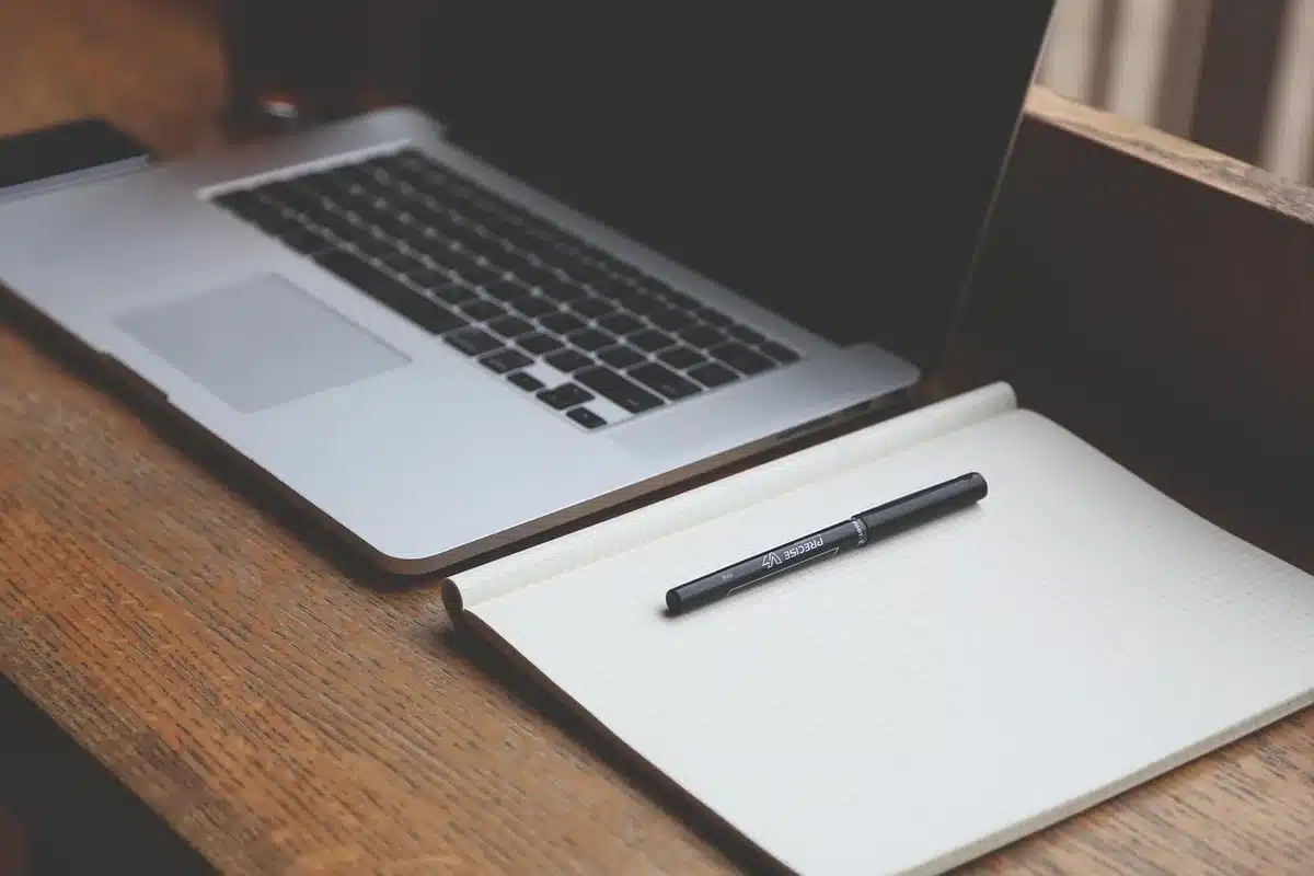 Dossier ouvert avec statuts, rapports et tableaux financiers sur un bureau