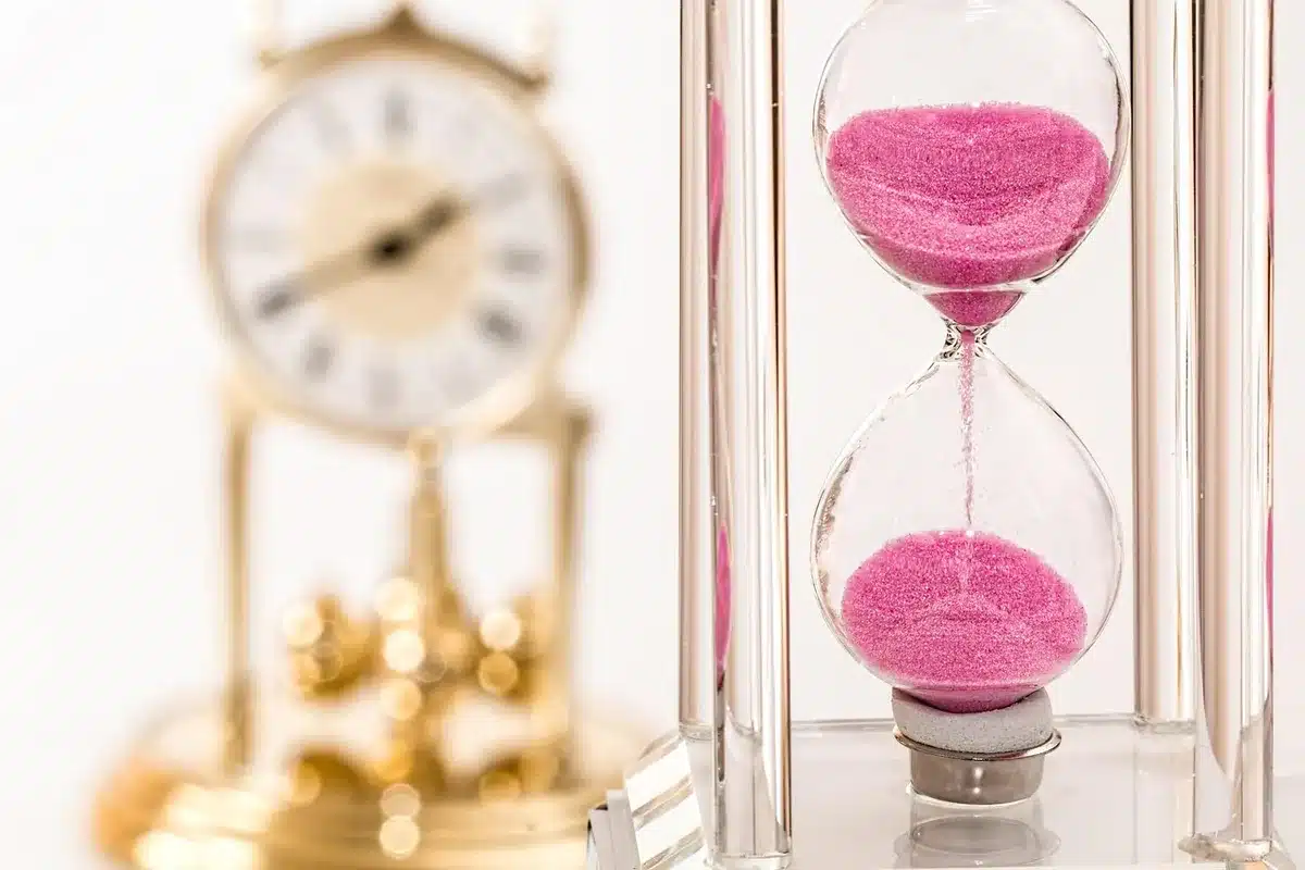 Calendrier marqué avec échéances et dossiers administratifs à côté d'un ordinateur