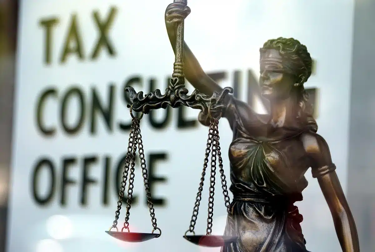 Documents de taxe locale sur une table de réunion municipale