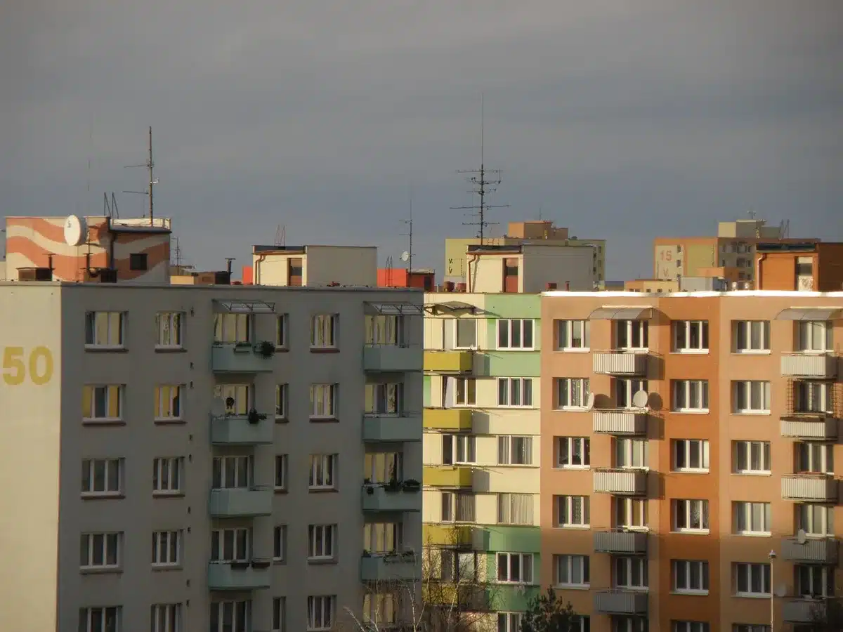 Immeubles urbains et résidences étudiantes, vue de jour montrant la densité de logement