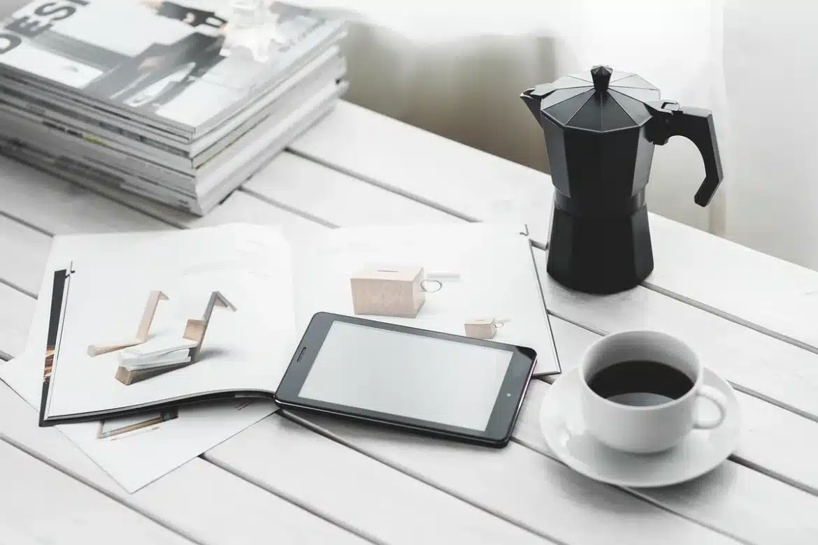 Documents de paie et tableaux de rémunération sur un bureau avec stylo et calculatrice