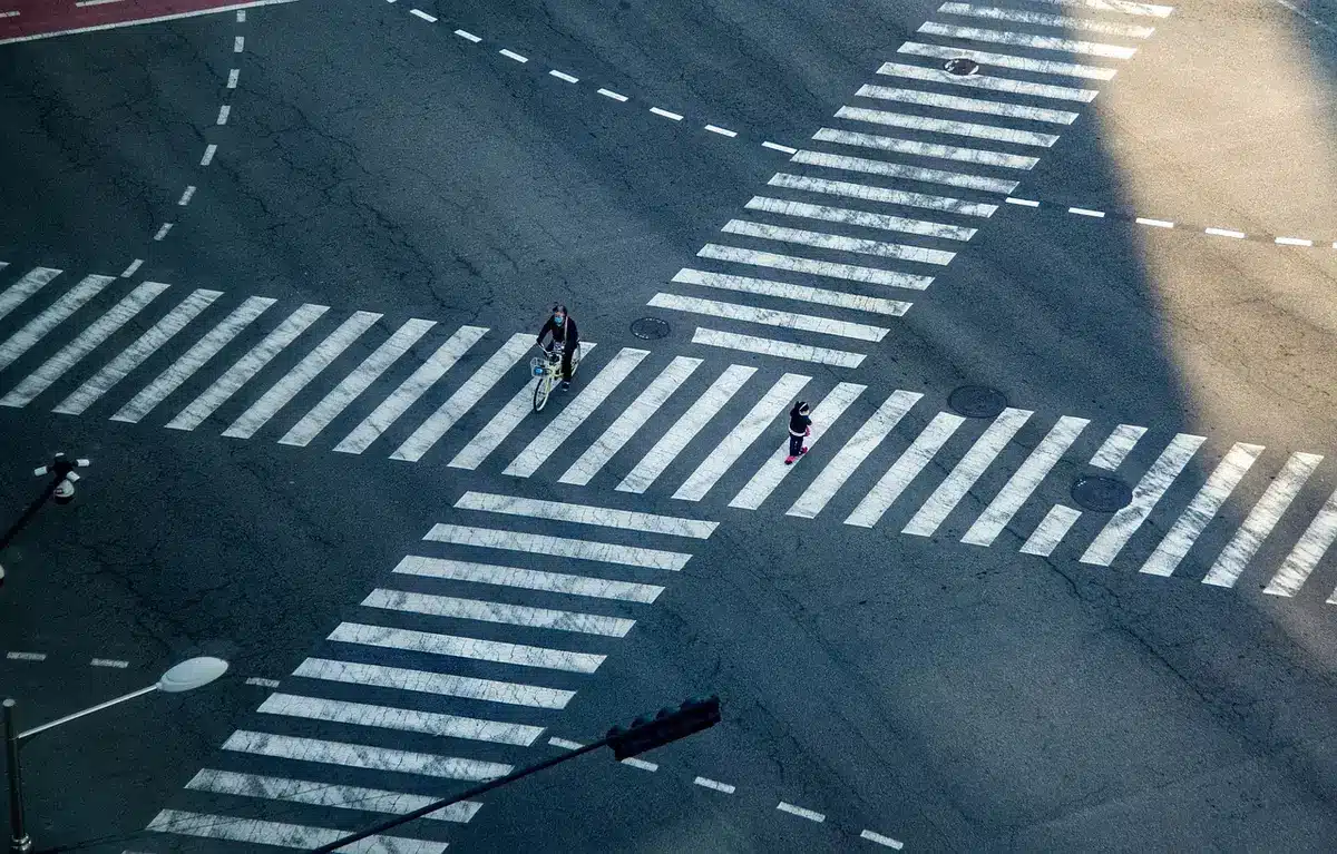Jeunes adultes concentrés sur leur travail et leurs ambitions professionnelles en milieu urbain