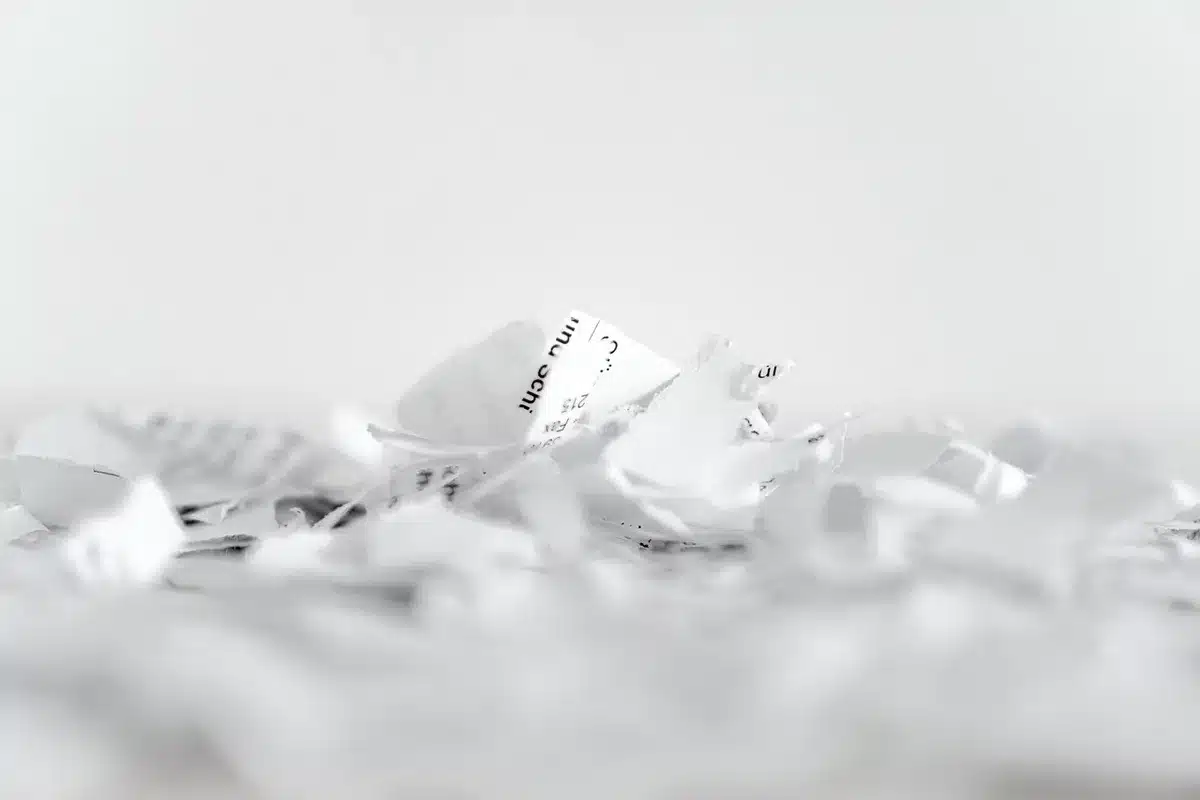 Documents éparpillés et informations personnelles exposées, illustrant les fuites de données