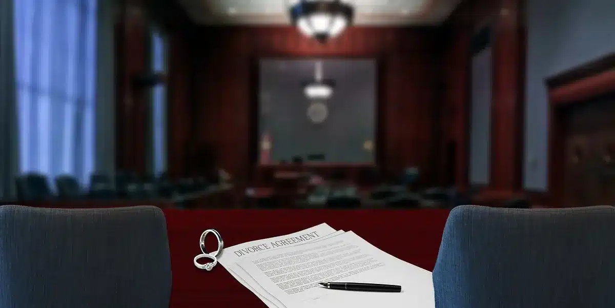 Documents administratifs et contrats de mariage rassemblés pour constituer un dossier