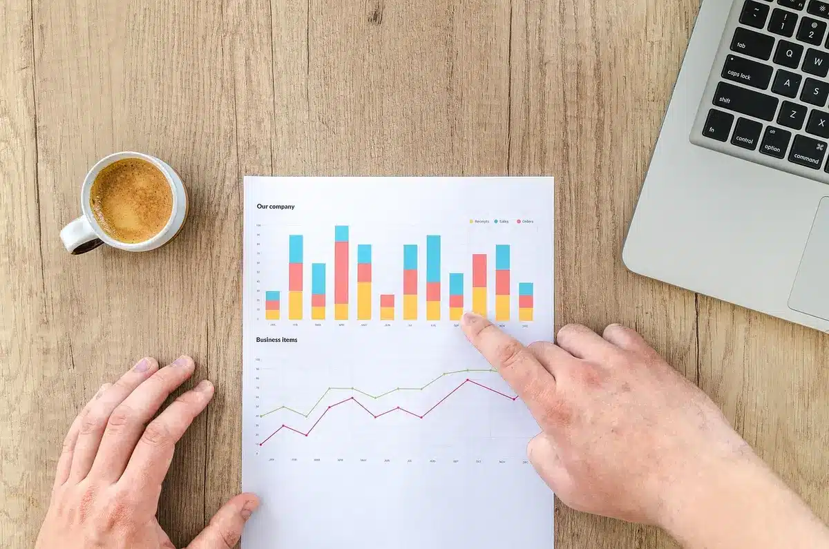 Documents d'assurance‑vie et mains tenant un contrat ancien