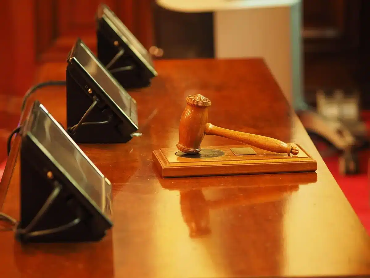 Salle de tribunal administratif avec juge et parties