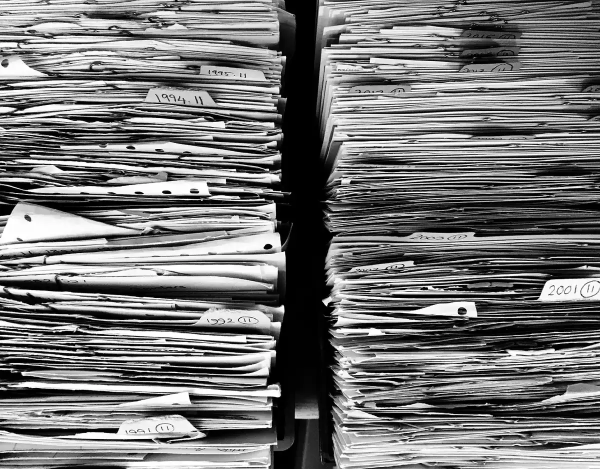 Dossier bien organisé avec documents numérotés et pièces classées
