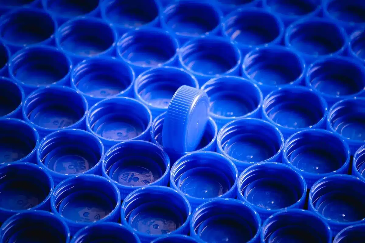 Collecte sélective de bouteilles en plastique dans un centre de tri moderne