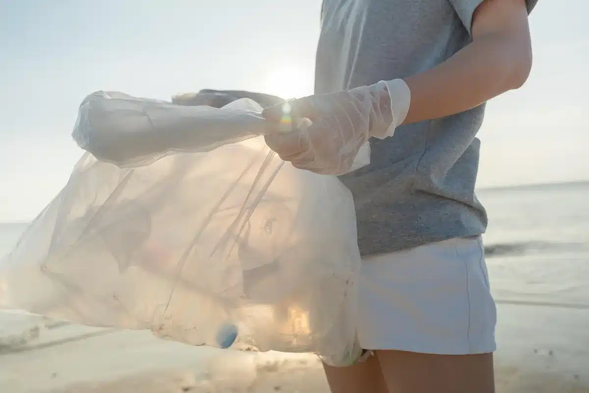 Bande de tri dans un centre de recyclage montrant différents plastiques