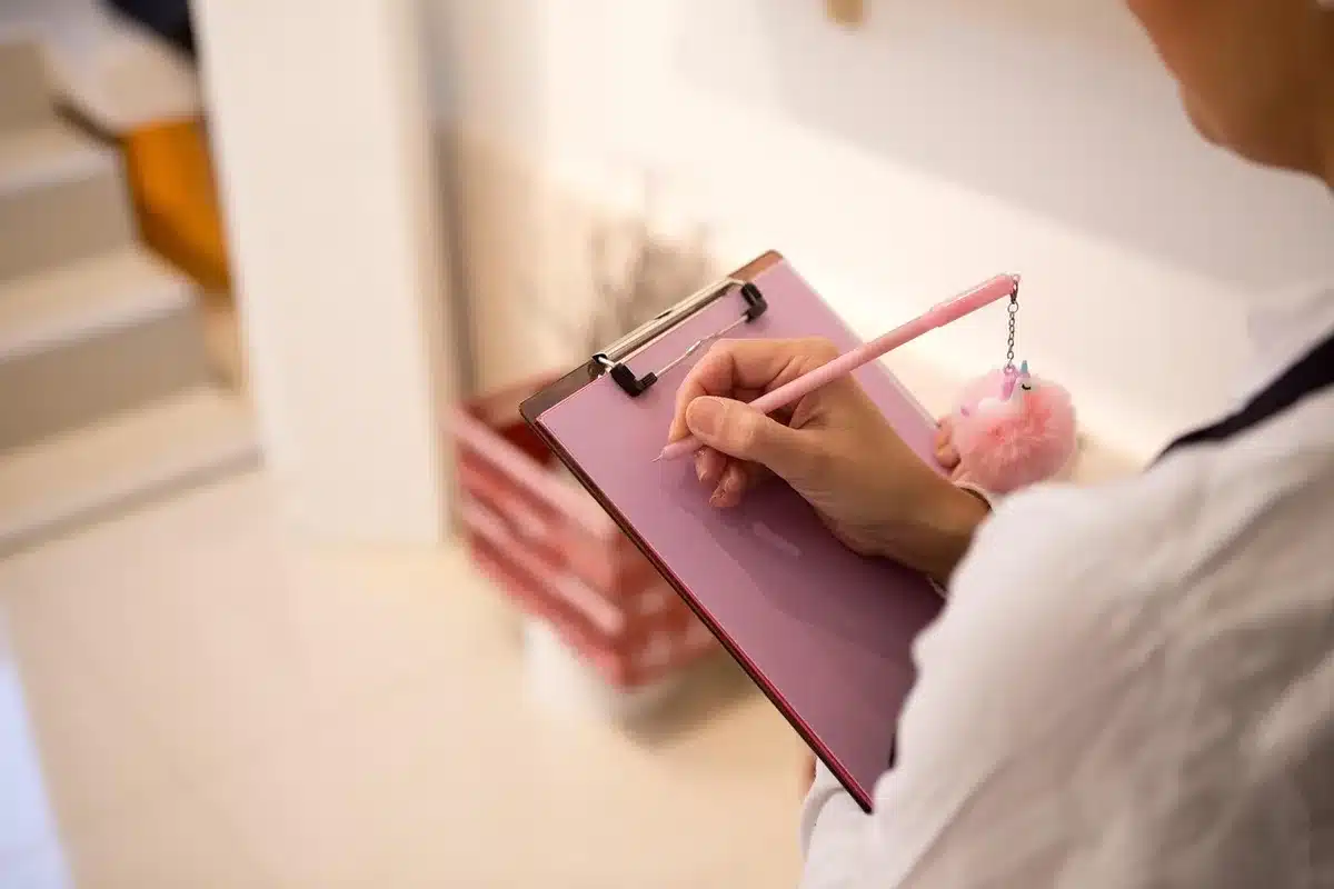 Liste de contrôle sur un bureau avec contrat et stylo