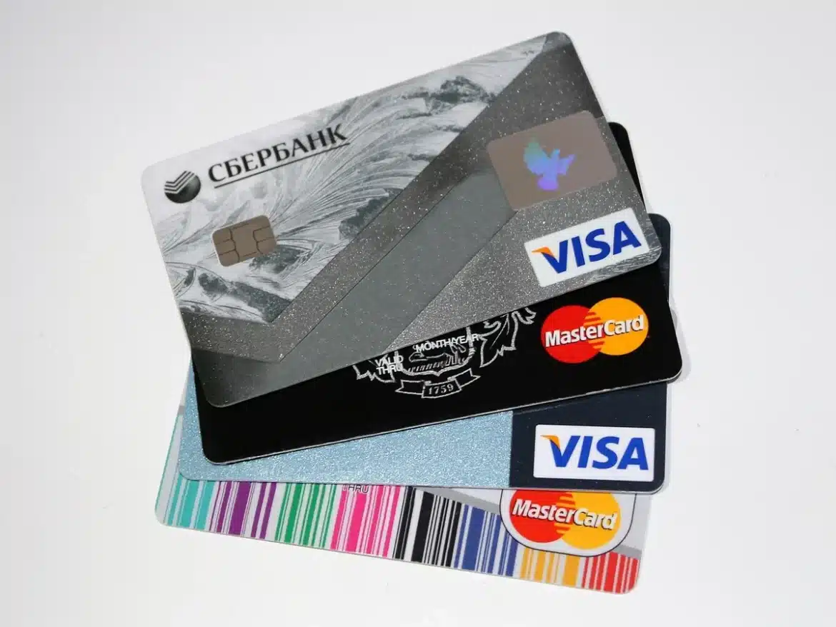 Calendrier avec dates de paiement marquées et symboles de virements bancaires