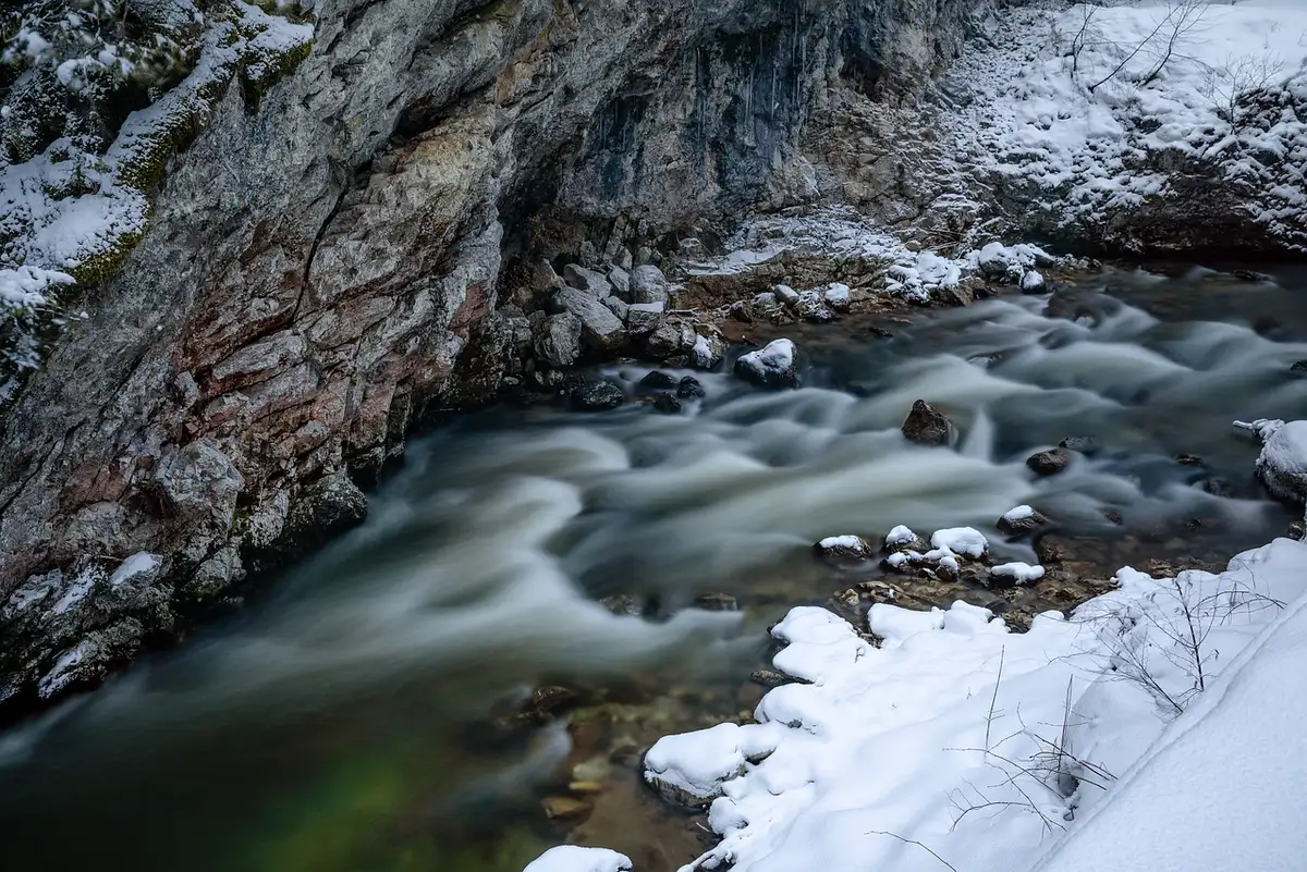 Personne en détresse dans le froid montagnard, illustrant les effets de l'hypothermie