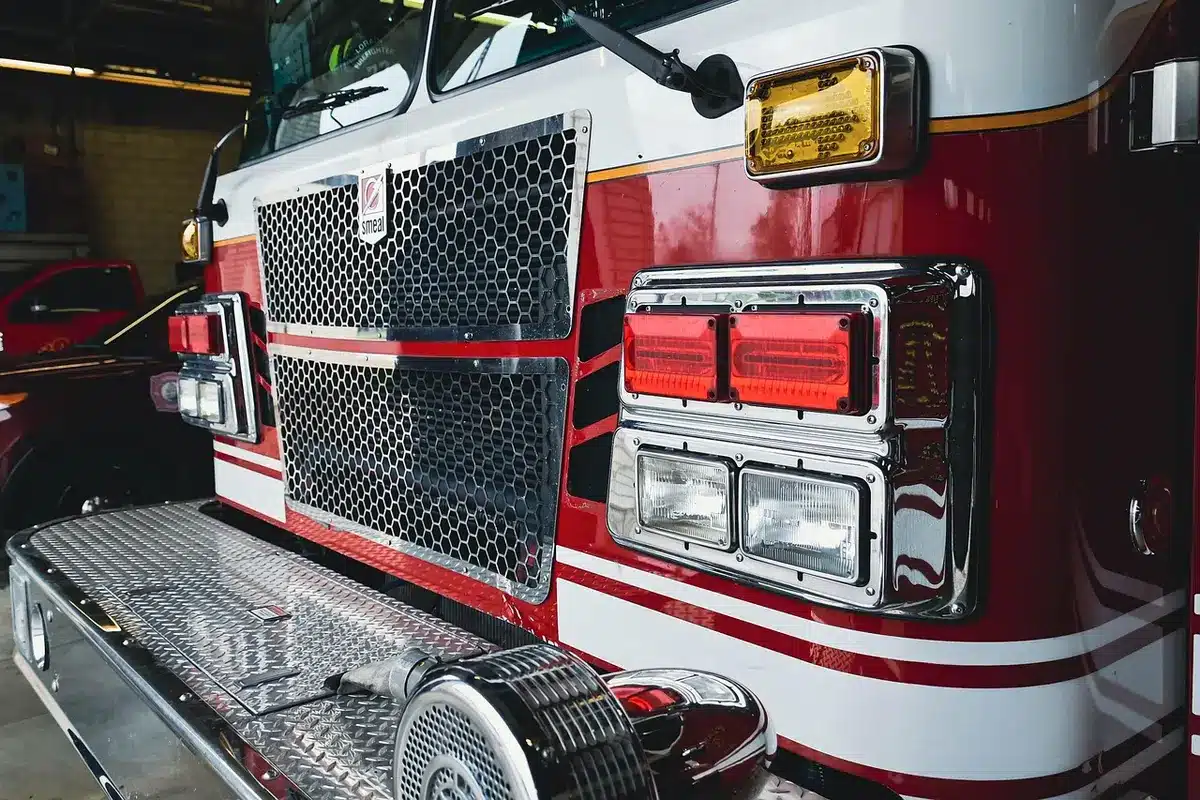 Vue aérienne d'un incendie de forêt avec intervention des pompiers
