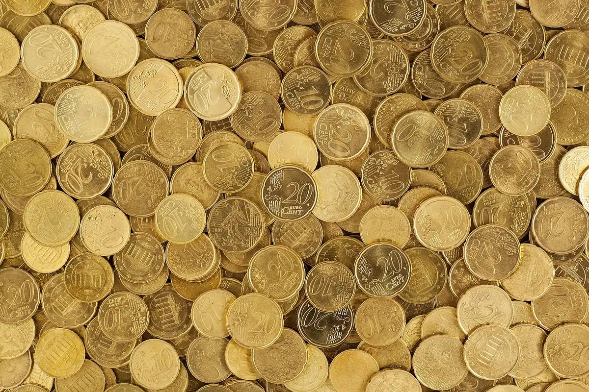 Famille analysant son budget et ses revenus pour comprendre l'impact fiscal