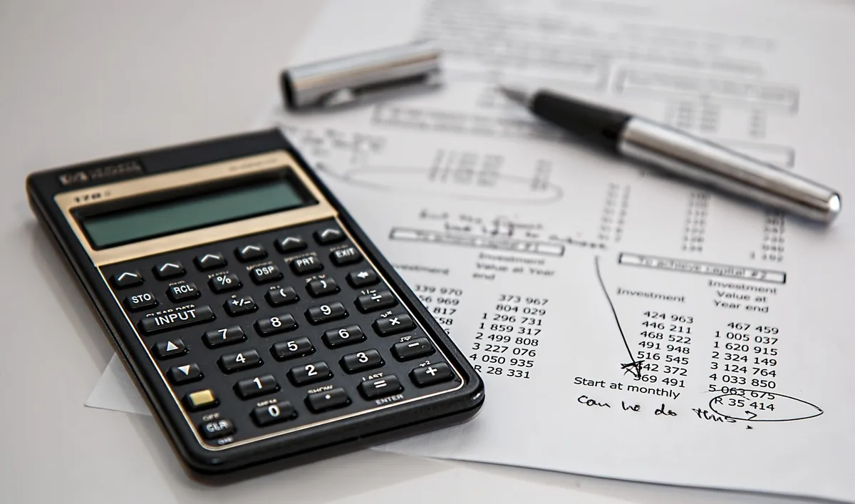 Conseiller fiscal examinant des documents avec un client pour optimiser sa déclaration