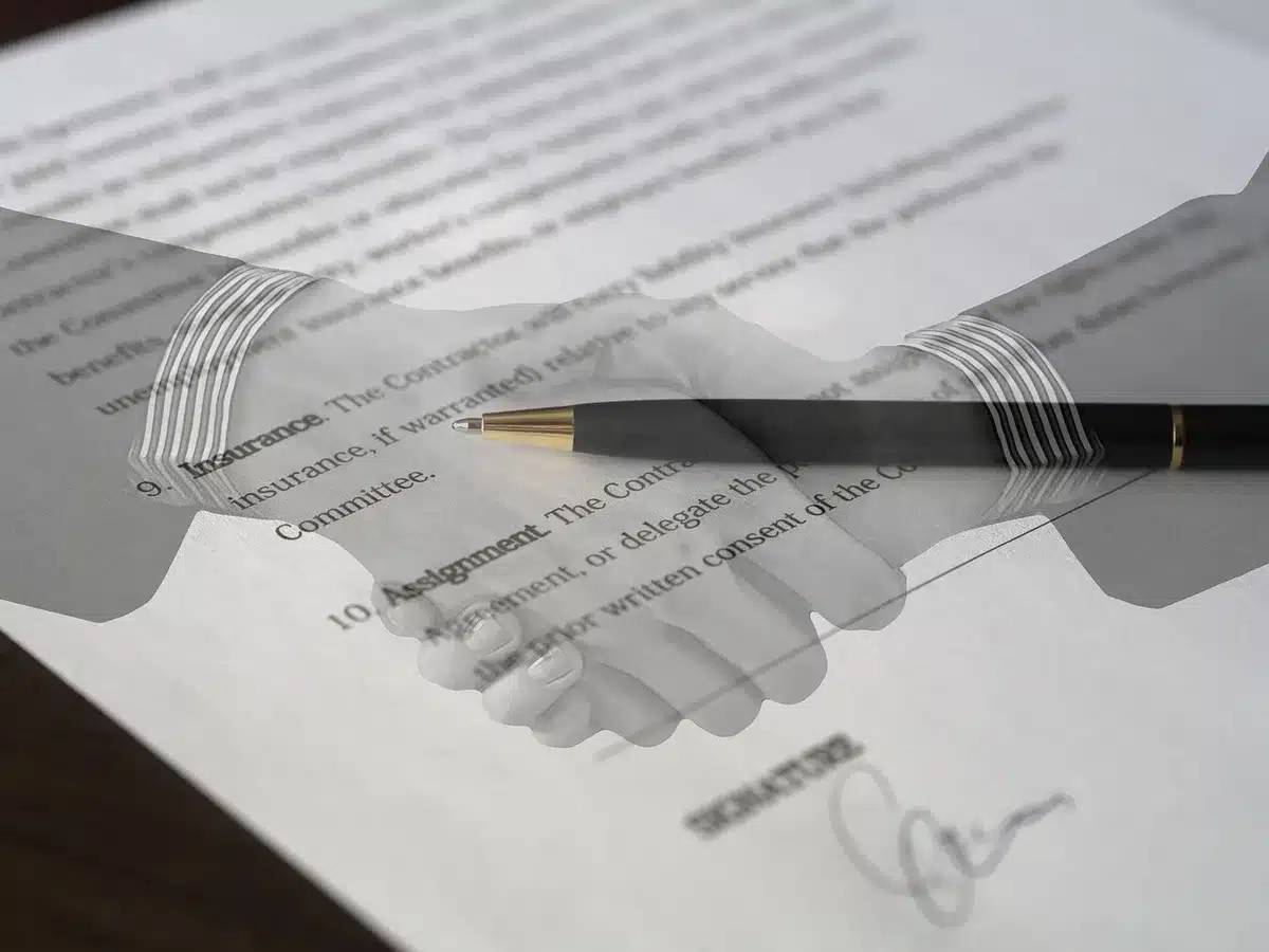 Dossier de plainte et actes judiciaires posés sur une table en lumière du jour