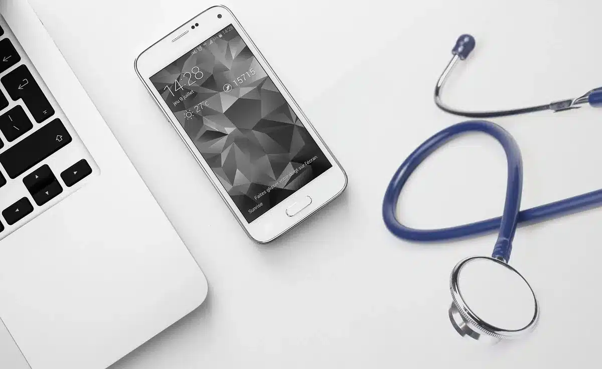 Feuillets médicaux et compte-rendu prêts pour une expertise dans un cabinet lumineux