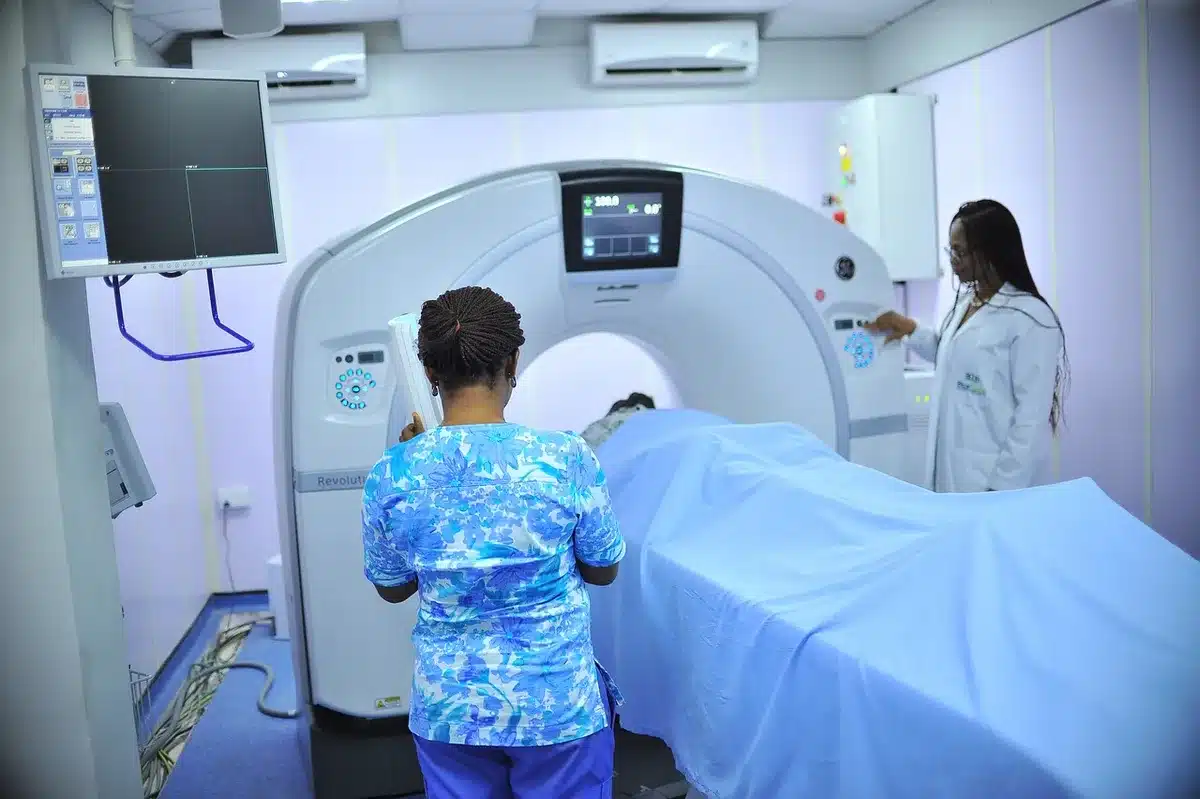Certificat médical et comptes rendus cliniques sur une table