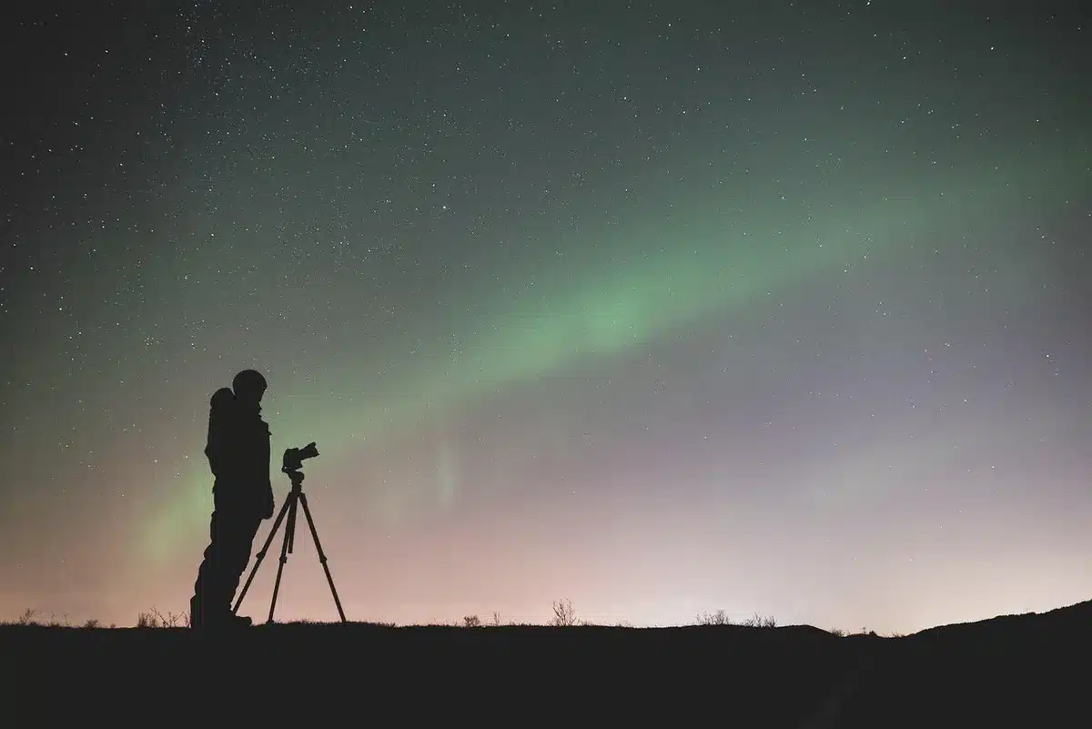 Groupe en plein jour préparant une sortie d’observation astronomique avec jumelles et flyers