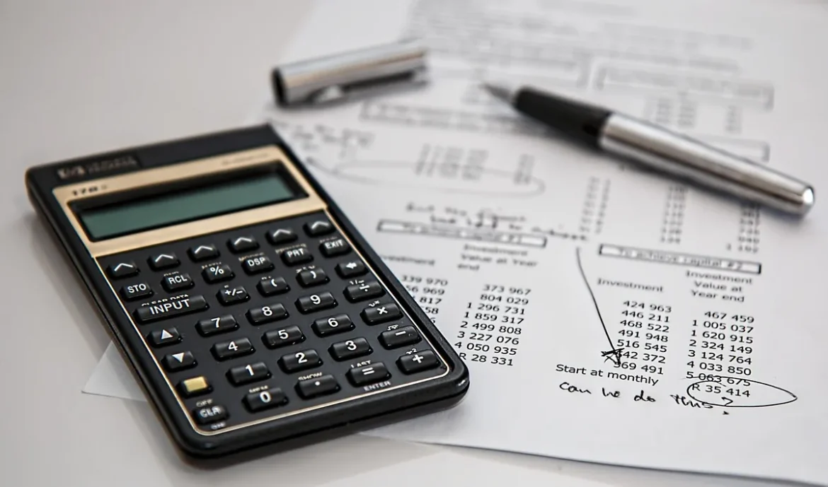 Documents d'audit énergétique et plans de rénovation sur un bureau municipal
