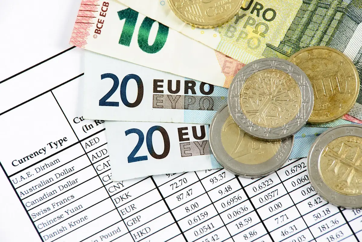 File de journaux et graphiques montrant une crise bancaire en 2023