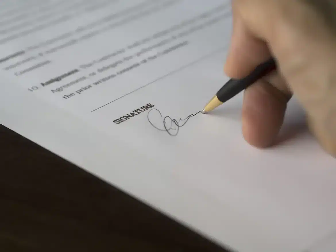 Bureau anonyme avec dossiers, contrats et clés illustrant une transmission d'entreprise