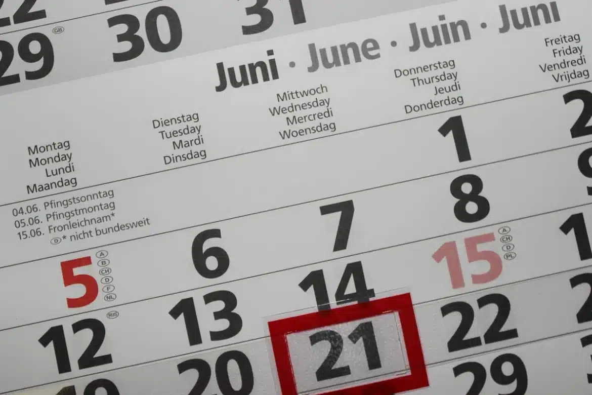 Table de réunion municipale avec dossiers et calendrier, lumière du jour
