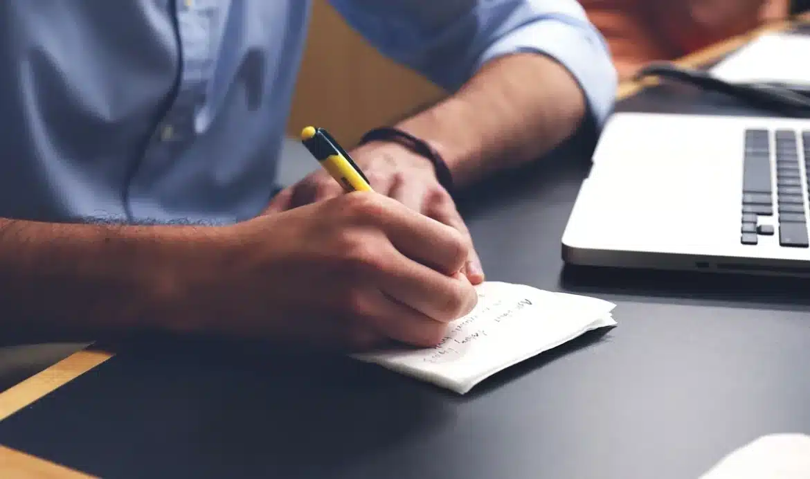Bureau municipal en journée avec dossier ouvert, ordinateur portable et documents