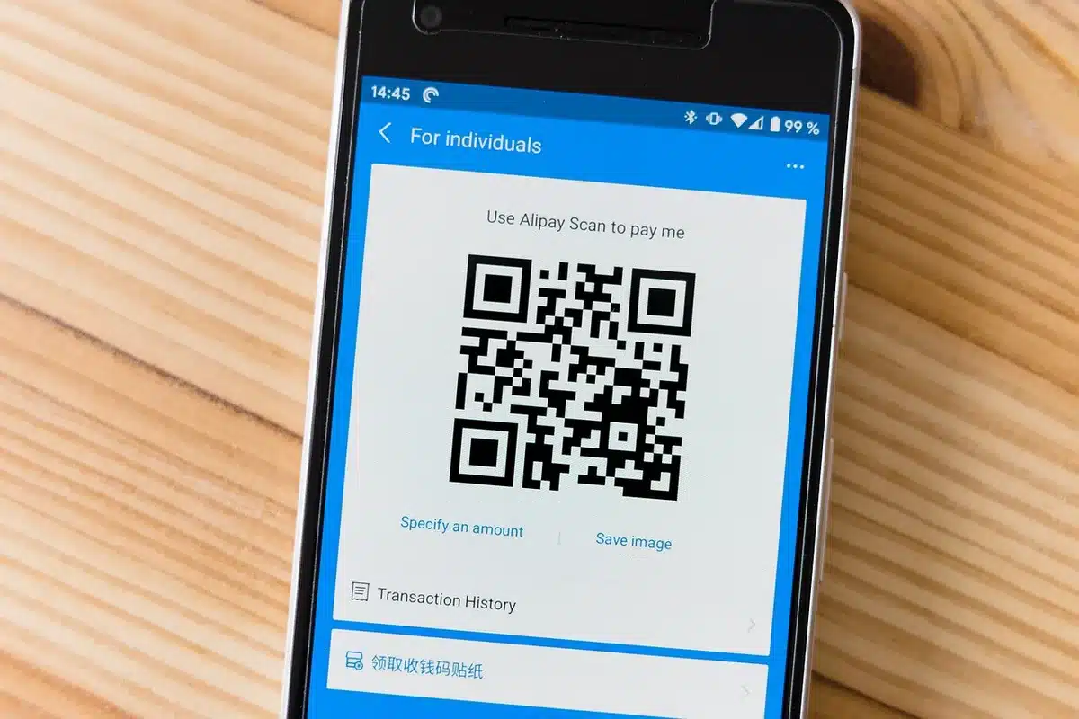 Écran tactile de paiement montrant des options de pourboire préremplies