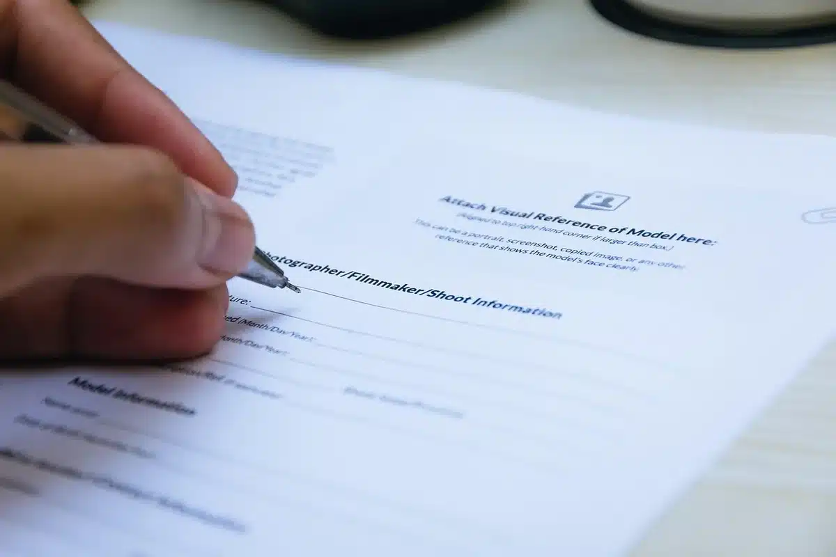 Documents d'inscription électorale sur un bureau municipal