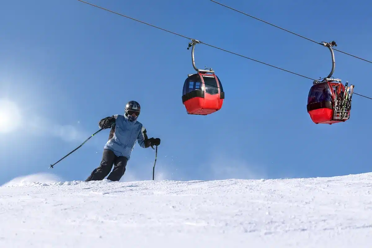 Autoroute avec voitures en déplacement et panneaux vers des stations de montagne