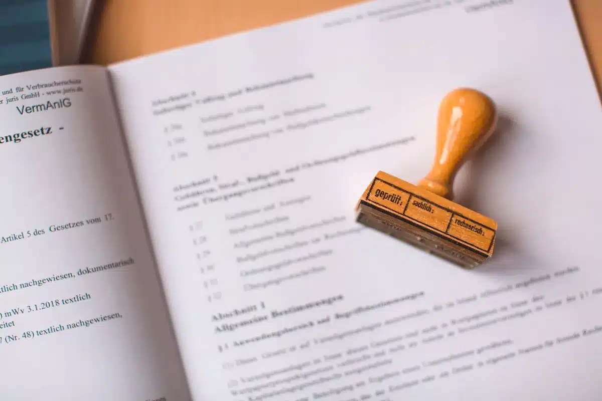 Dossier juridique et documents sur une table illustrant l'examen judiciaire