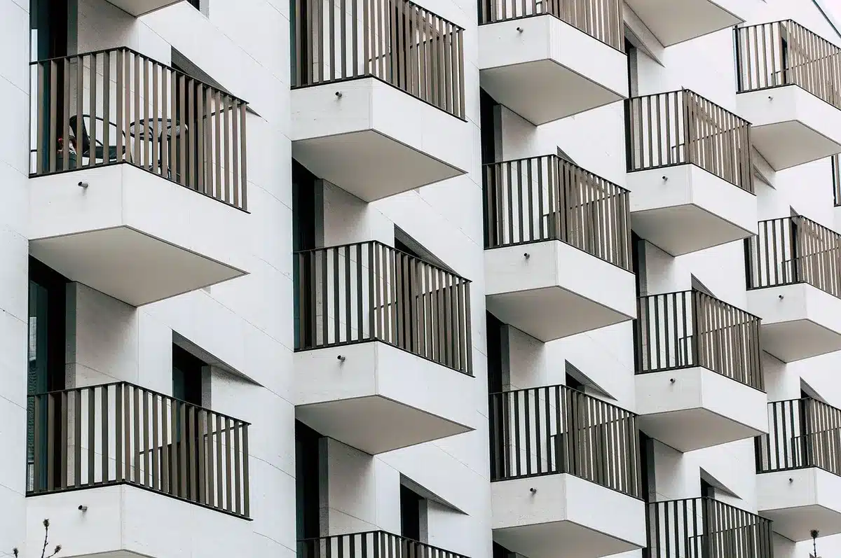 Couple jeune discutant finances et achat immobilier