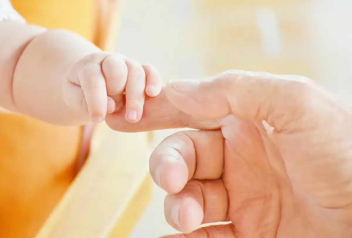 Parent avec bébé discutant avec un autre parent dans un parc