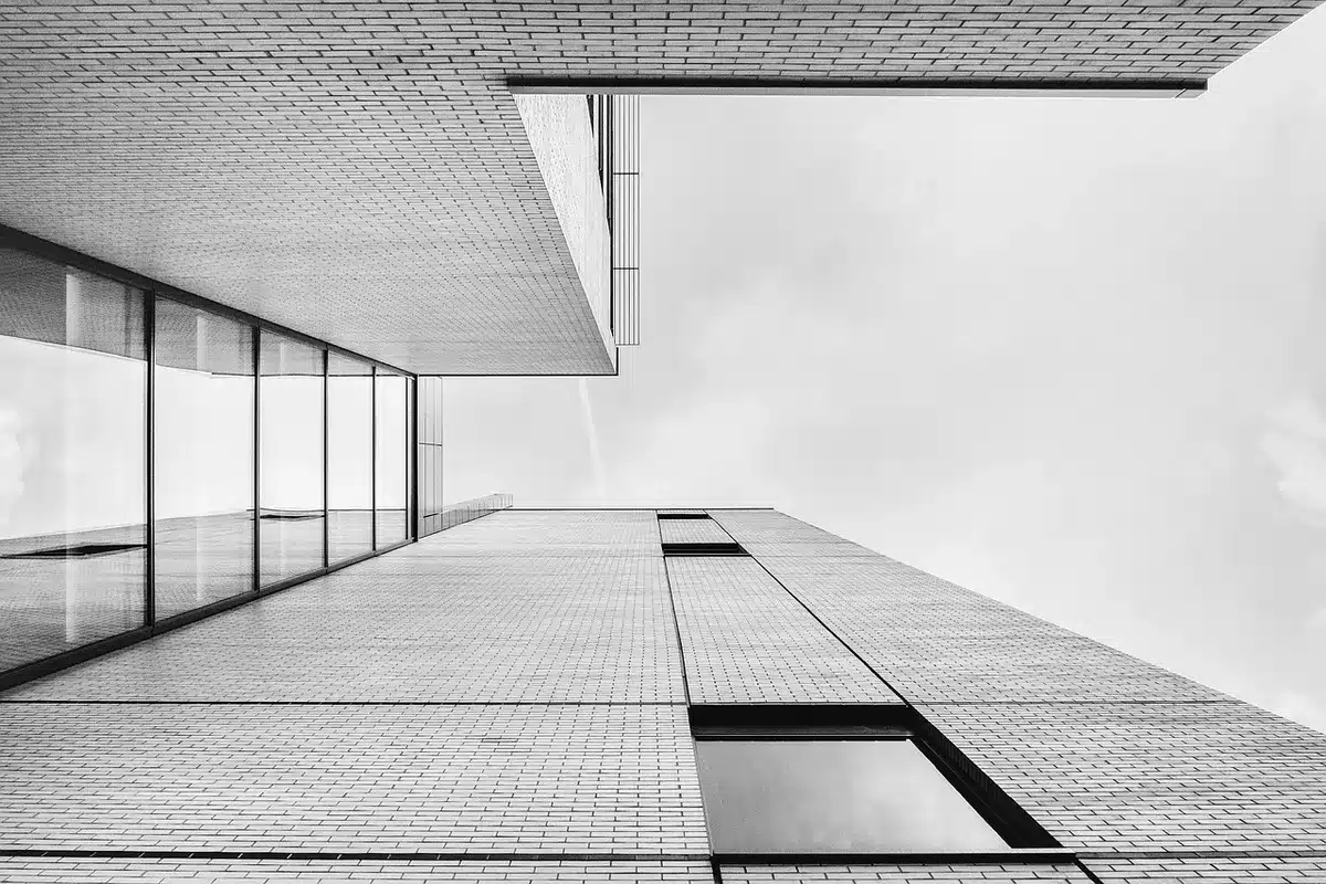 Personne seule regardant par la fenêtre, réflexion sur la confiance en soi
