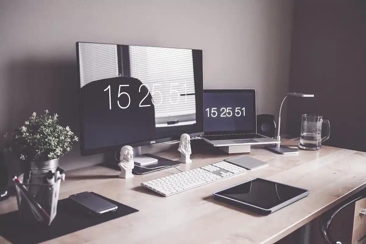 Dossier organisé avec bulletins de salaire et résumé chronologique sur un bureau