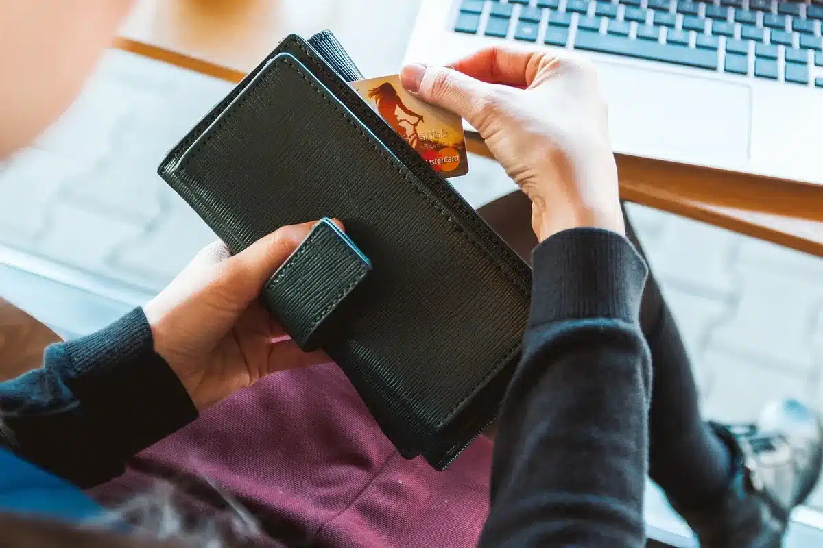 Calculatrice et relevé d'épargne sur un bureau, vue de jour