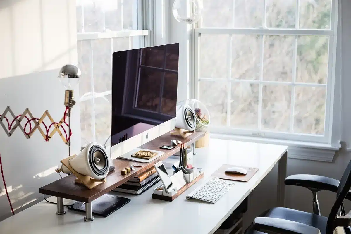 Bureau avec documents et espace de travail illustrant la collecte d'éléments pour évaluer un signalement