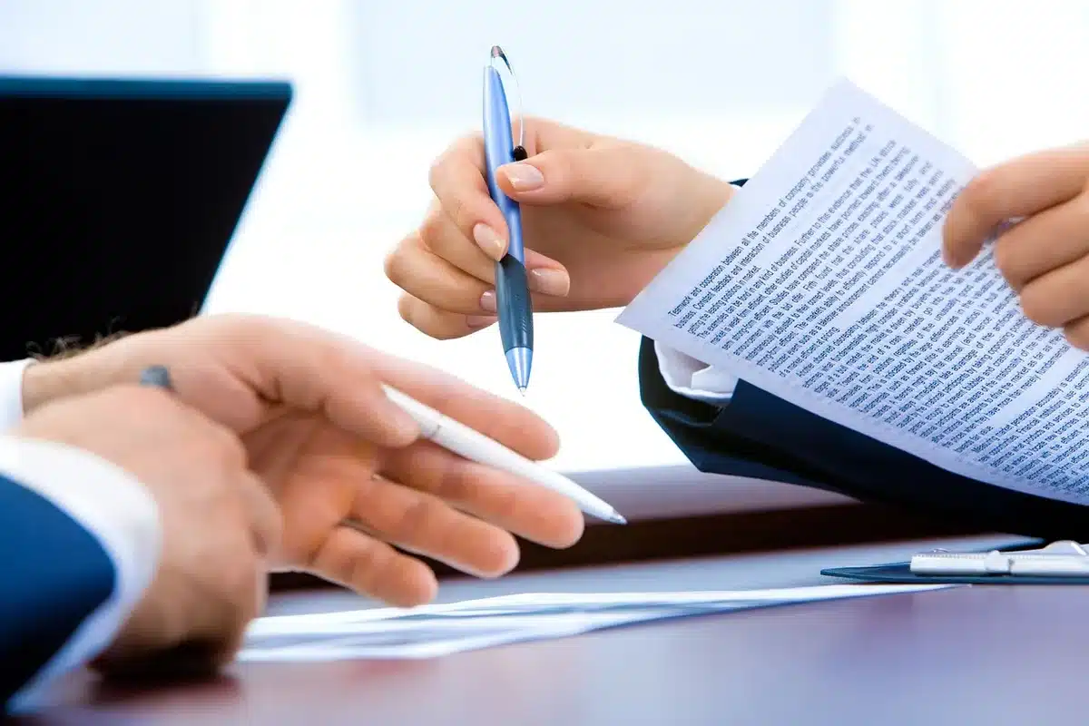 Réunion de collaboration entre représentants d'associations