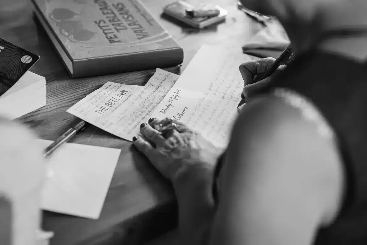 Documents de certification et formulaires administratifs sur un bureau