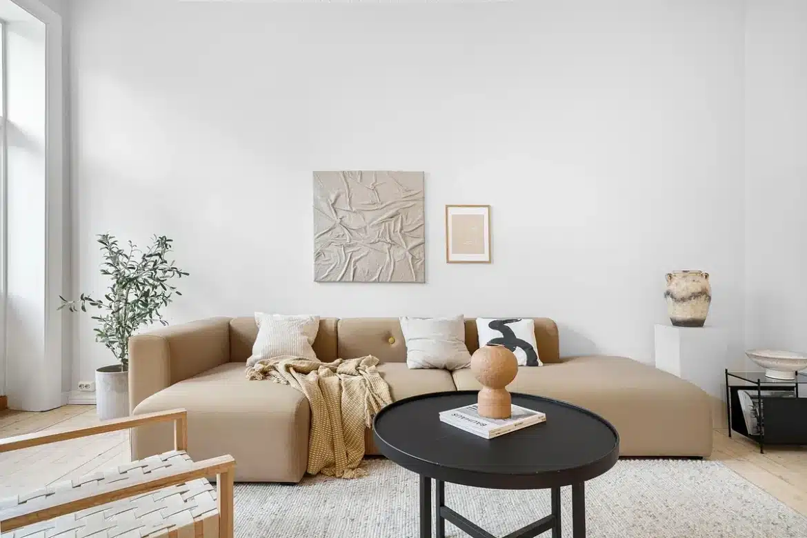 Documents de vente immobilière et compromis de vente sur un bureau