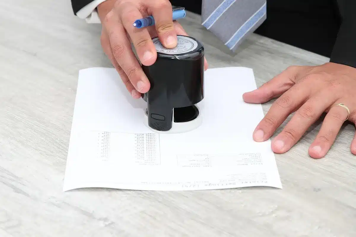 Avenant signé posé sur un bureau avec un stylo
