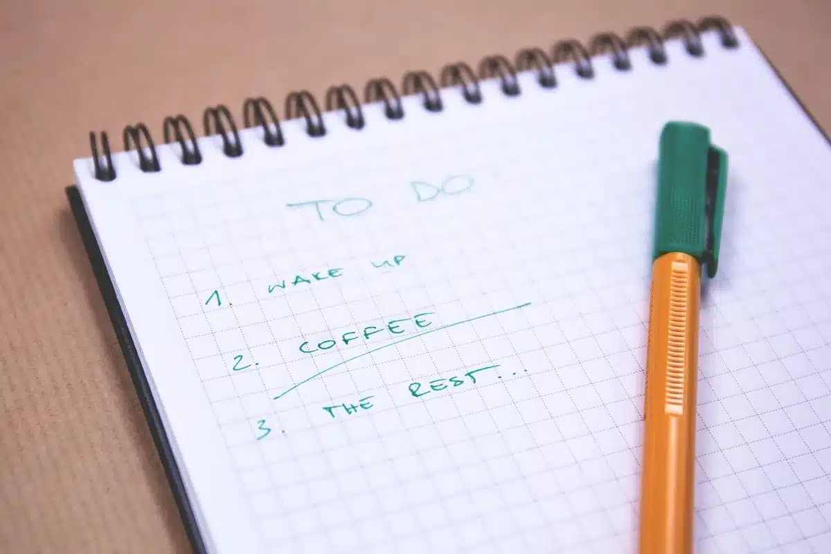 Carnet de notes et checklist sur un bureau d'employeur
