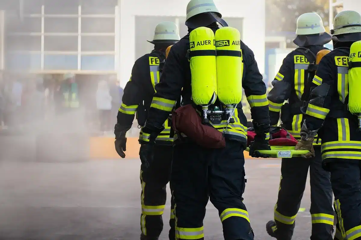 Vérification des équipements et préparation avant une intervention d'urgence en cas de calamité